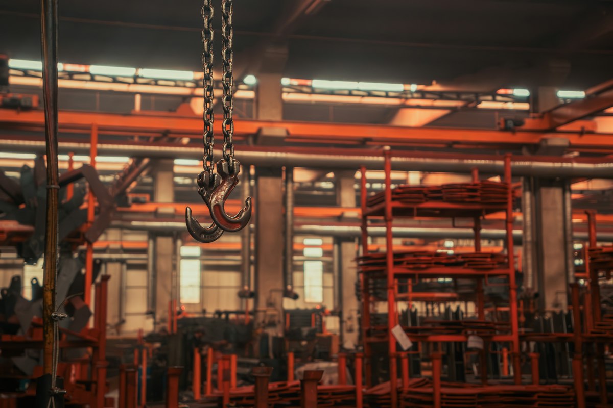 Almacén industrial con estanterías